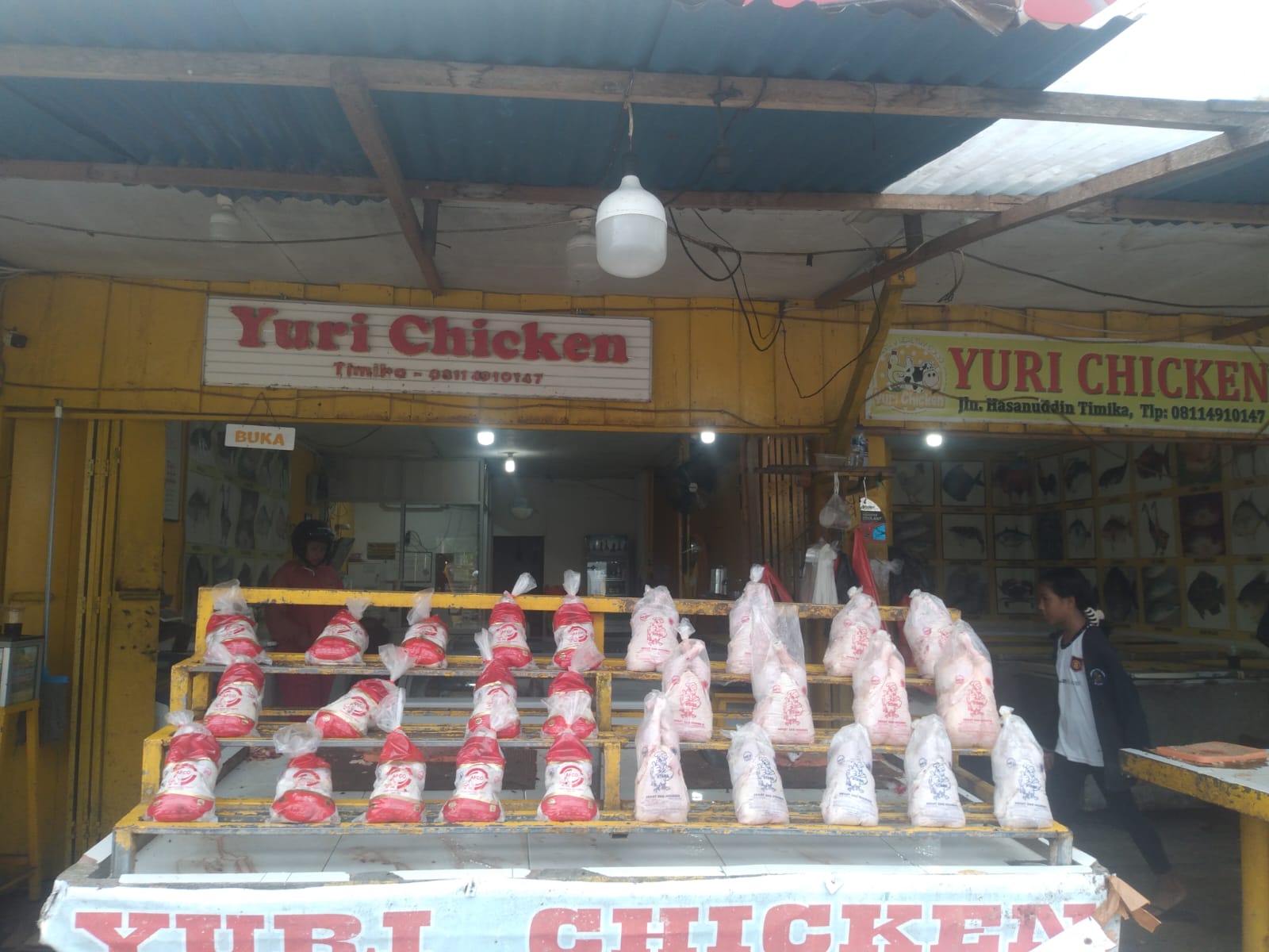 Lapak usaha daging Yuri Chiken, foto: Martha/Papua60detik